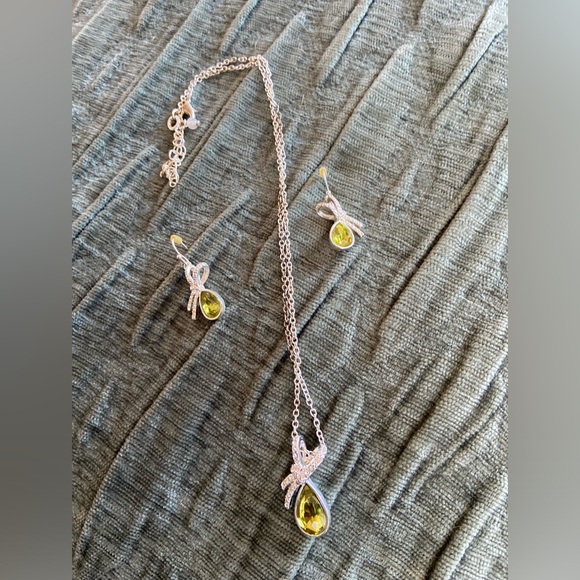 Peridot and diamond necklace and earring set - Picture 1 of 6